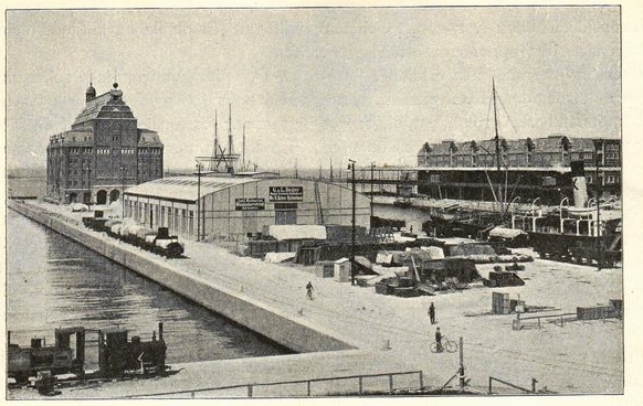 Köpenhamns frihamn,  silopackhuset till vänster, på vars tak tidkulan skymtas. Bild från Kristian Dahl, "Köpenhamns frihamn", Ord och Bild årgång 7, 1898, s 71-80. 